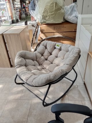 Mecedora de jardín beige y negra