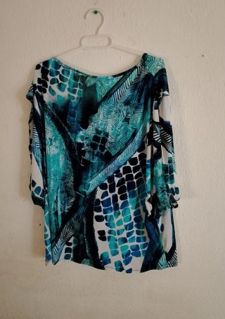 Blusa estampada azul y negra