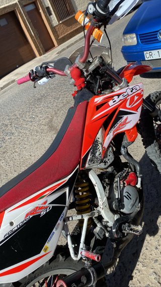 Moto Enduro/Motocross roja y Blanca