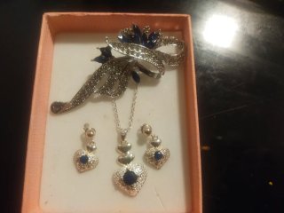 Conjunto collar, pendientes y broche