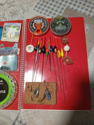 Accesorios de Pesca: Hilos, Flotadores y Anzuelos