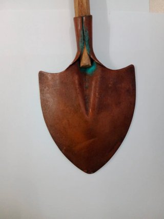 Pala antigua de 60 cm de  metal y madera.