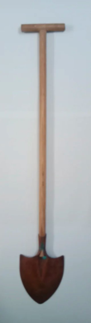 Pala antigua de 60 cm de  metal y madera.
