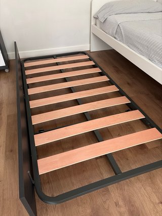 Cama individual con nido y mesita de noche