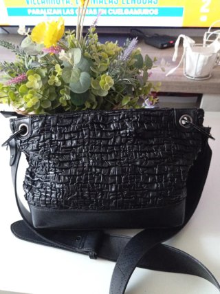 Bolso bandolera negro tejido
