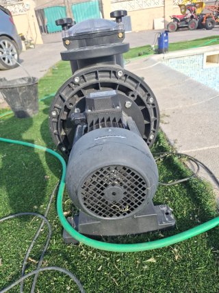 Bomba de piscina negra y transparente