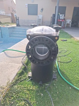 Bomba de piscina negra y transparente