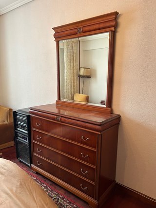 Cómoda de madera con espejo