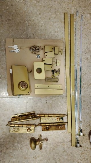Cerradura dorada y accesorios