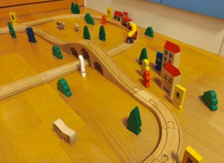 Tren de madera infantil con accesorios