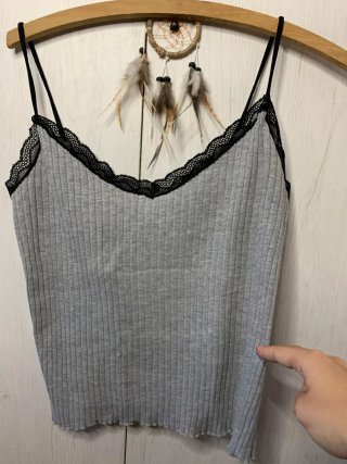 Camiseta tirantes gris con encaje