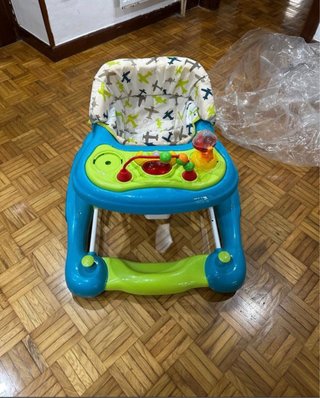 Andador bebé azul y verde con juguetes