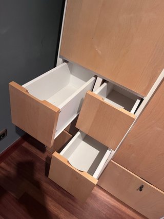 Armario ropero con cajones de madera
