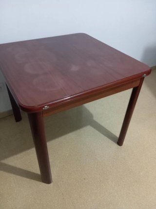 Mesa de madera marrón