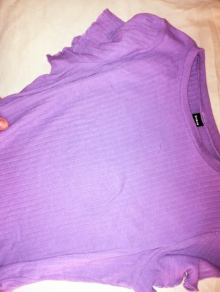 Camisetas verdes y moradas