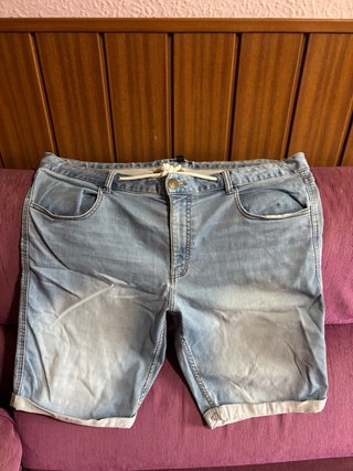 Pantalones cortos vaqueros desgastados