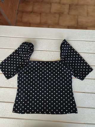 Top a pois manica corta a sbuffo