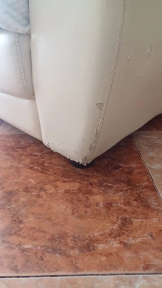 Sofá de piel beige de 3 plazas