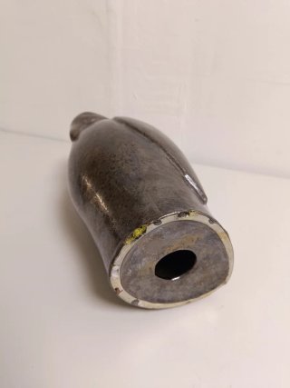 Pingüino de cerámica gris y plateado