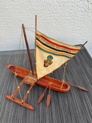 Barco de madera decorativo con vela