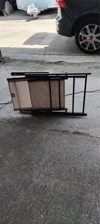 Silla plegable beige y negra camping