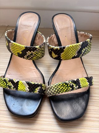 Sandalias Unisa tacón piel serpiente