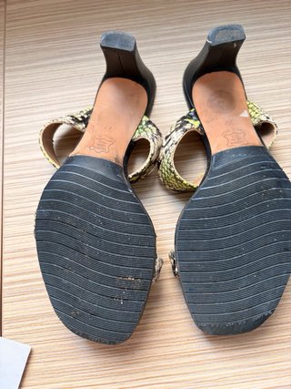 Sandalias Unisa tacón piel serpiente
