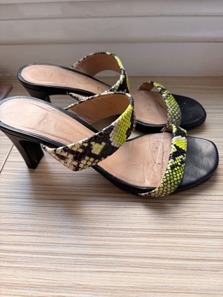 Sandalias Unisa tacón piel serpiente