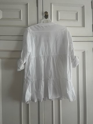 Blusa blanca con volantes y encaje