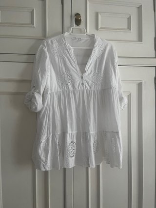 Blusa blanca con volantes y encaje