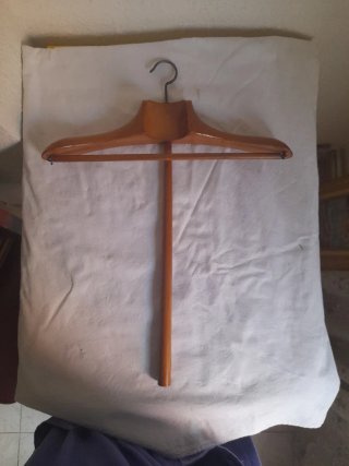 Percha de madera y metal