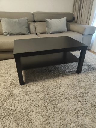Mesa de centro negra con balda