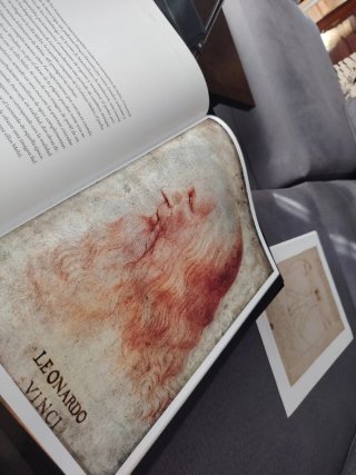 Libro y lámina. Leonardo DaVinci. Soporte.