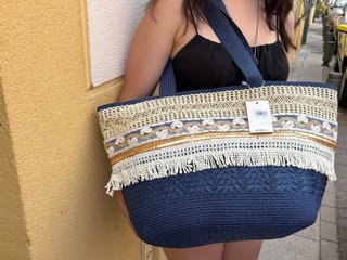 Bolso de playa azul y dorado con flecos