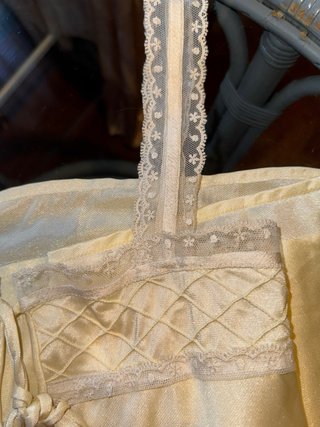 Camisón amarillo con encaje