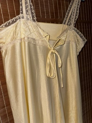 Camisón amarillo con encaje