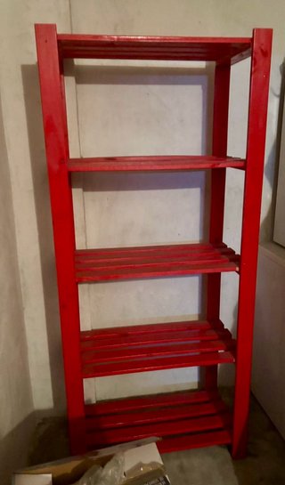 Estantería de madera roja