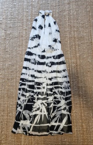 Vestido de fiesta blanco y negro plisado