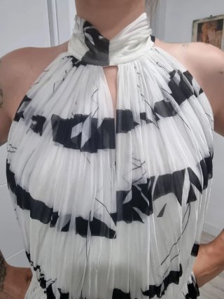 Vestido de fiesta blanco y negro plisado