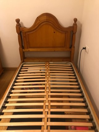 Cama de madera de pino con somier