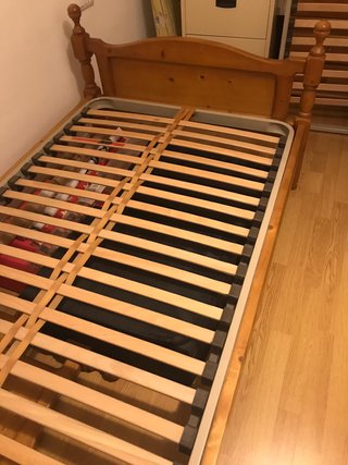 Cama de madera de pino con somier