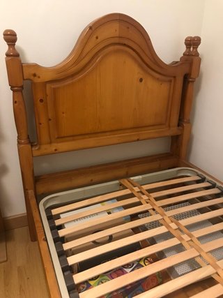 Cama de madera de pino con somier