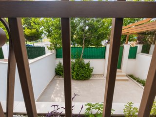 ALQUILER BUNGALOW ELDA, PATIOS GARAJE Y TERRAZA