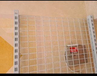3 Estanterías metálicas, se regala los ganchos.