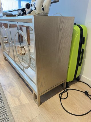 Bufetera de madera y espejo