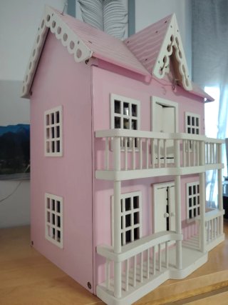 Casa de muñecas con mobiliario