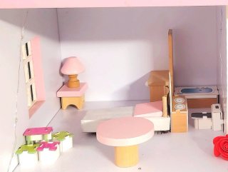 Casa de muñecas con mobiliario