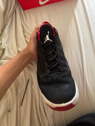 Zapatillas Jordan Negras y Rojas