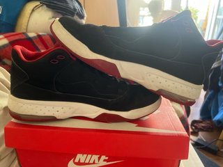Zapatillas Jordan Negras y Rojas