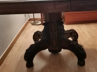 Mesa antigua de madera tallada URGE